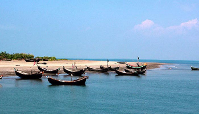 নিঝুম দ্বীপ: নিঝুম দ্বীপ বাংলাদেশের একটি ছোট্ট দ্বীপ। এটি নোয়াখালী জেলার হাতিয়া উপজেলার অন্তর্গত।